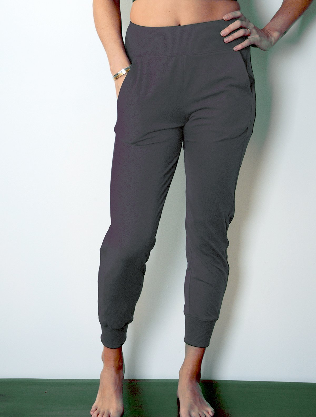 front view of model wearing simulacra's grey women's cropped joggers with pockets version 2.0