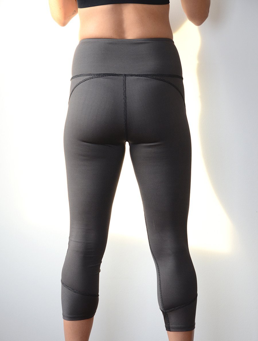 back view of model wearing simulacra's women's cropped leggings