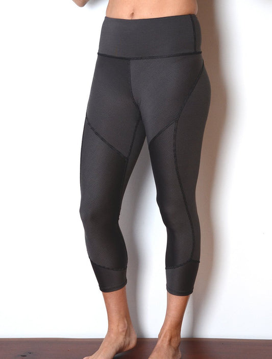 front view of model wearing simulacra's women's cropped leggings